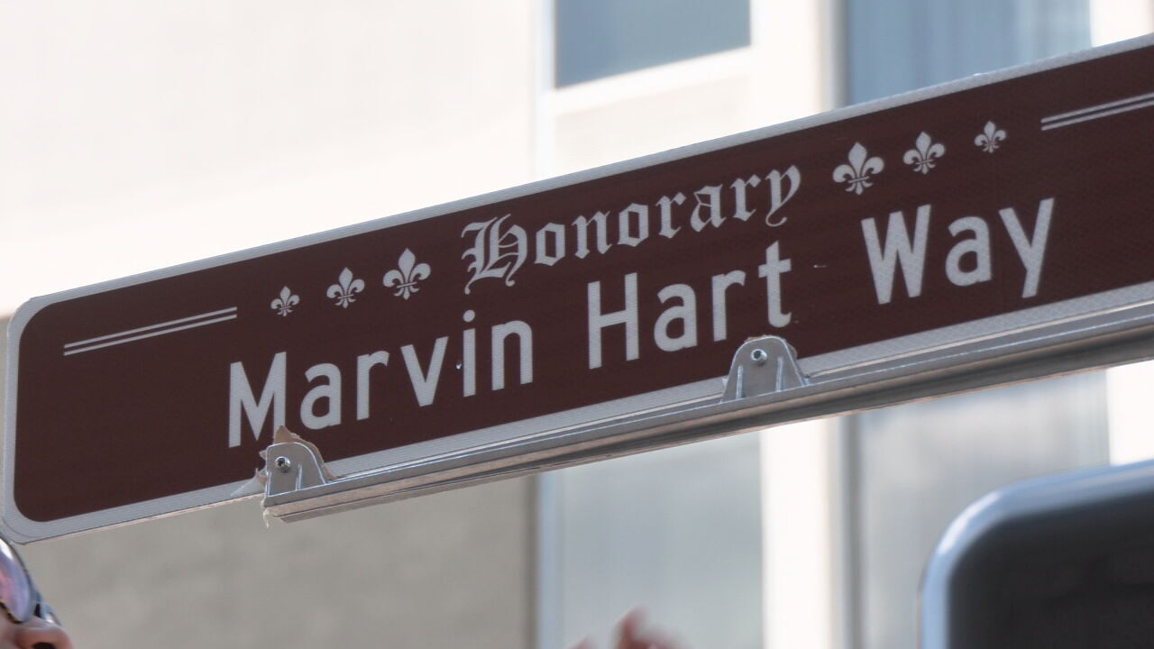 Honorary street signs revealed downtown for 2 Louisville boxing legends